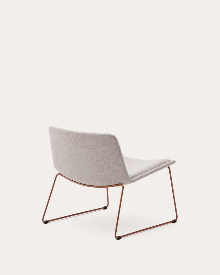 Poltrona Zahara beige con gambe in acciaio e finitura in terracotta 100% FSC