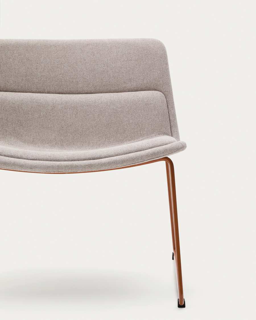 Poltrona Zahara beige con gambe in acciaio e finitura in terracotta 100% FSC