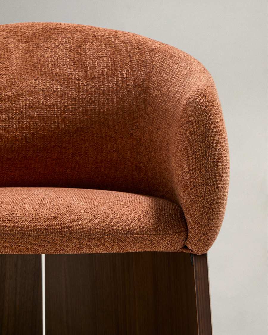 Krzesło Bosca z szenilu w kolorze terakoty i forniru orzechowego FSC 100%