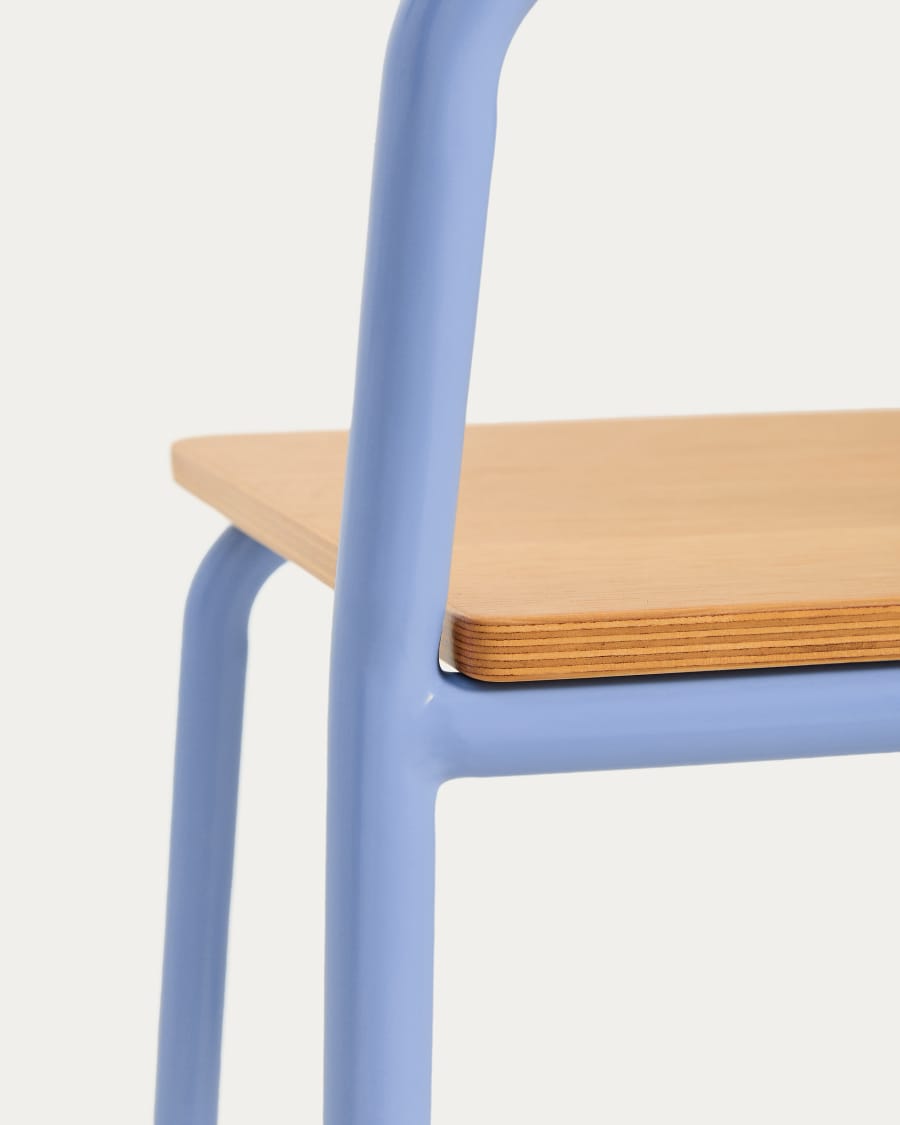 Stuhl Tinn aus Eschenfurnier und blauem Metallgestell.