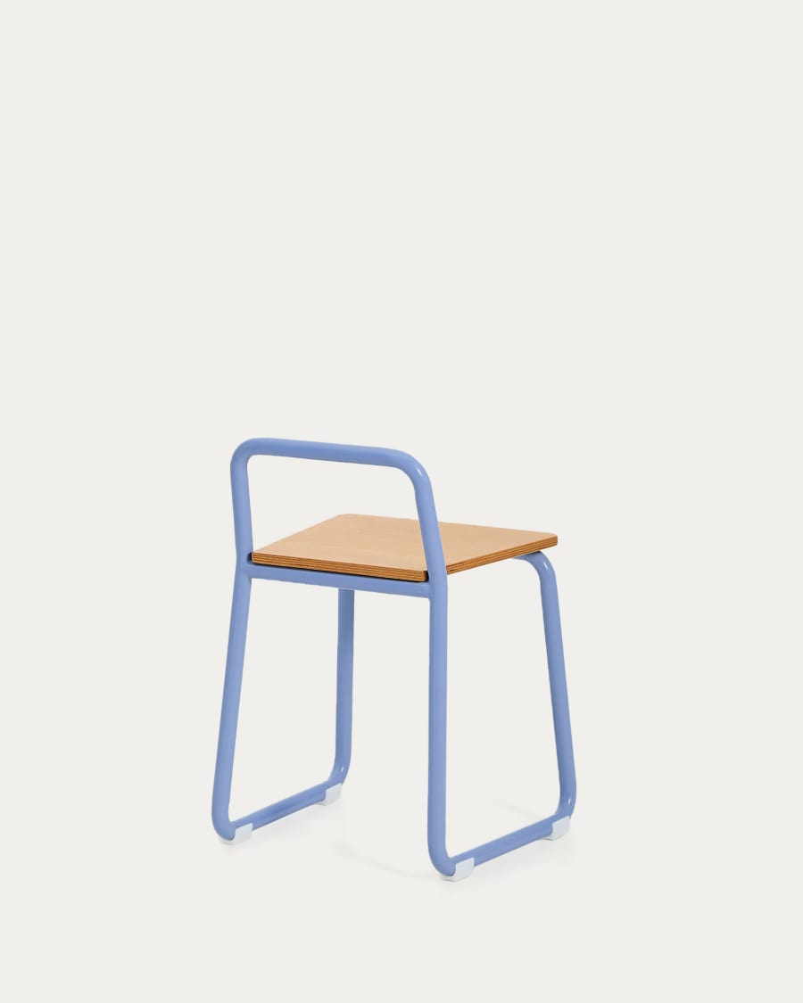 Stuhl Tinn aus Eschenfurnier und blauem Metallgestell.