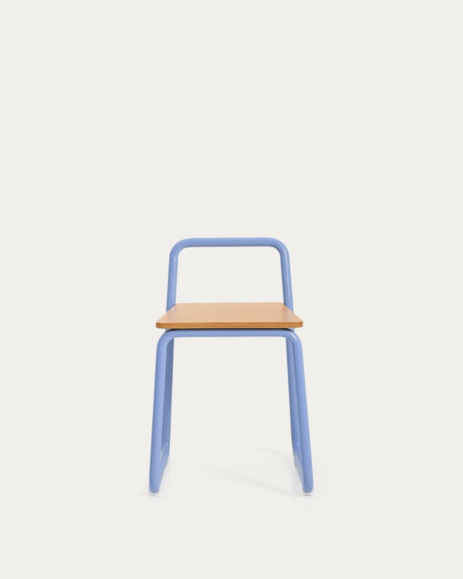 Stuhl Tinn aus Eschenfurnier und blauem Metallgestell.