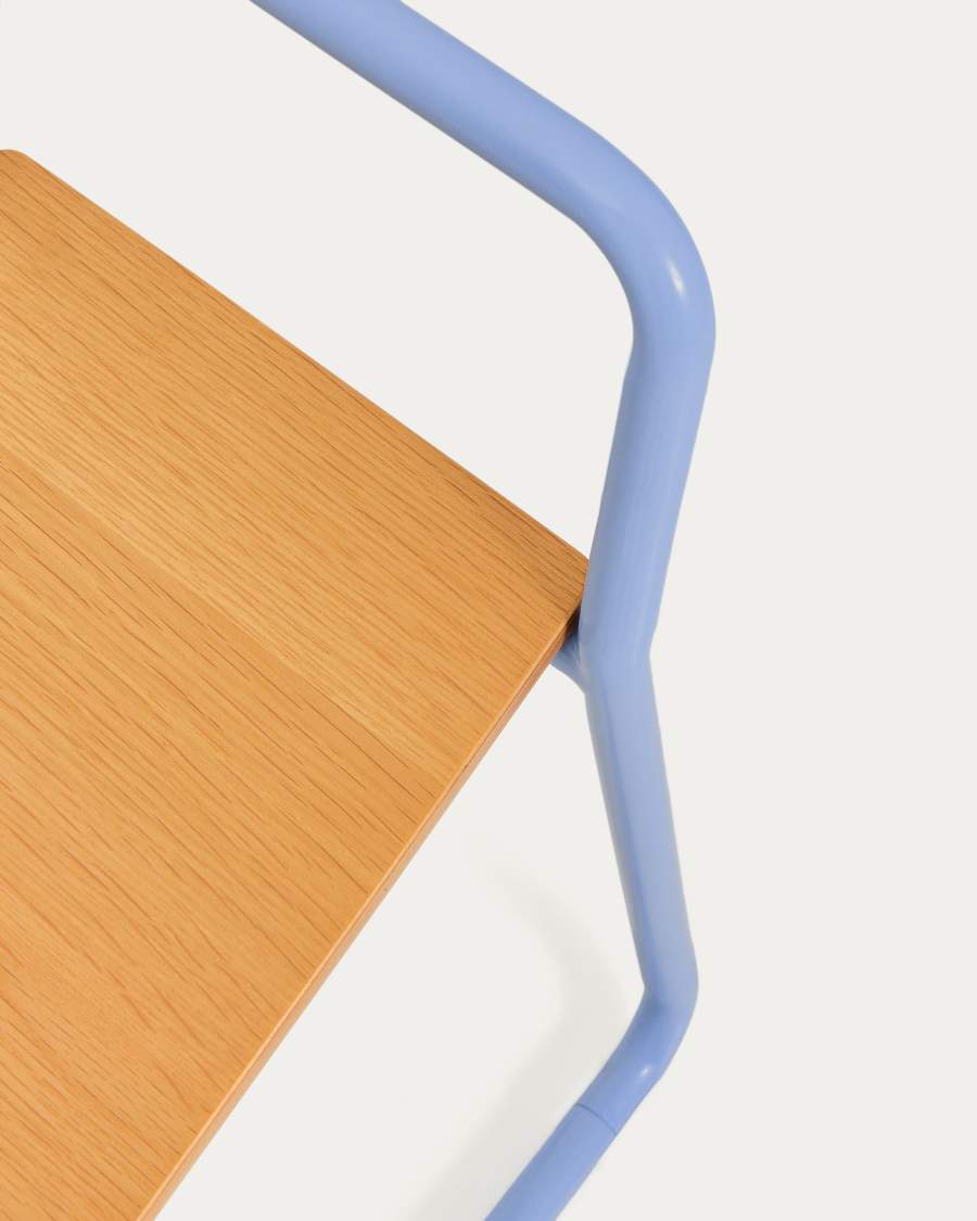 Stuhl Tinn aus Eschenfurnier und blauem Metallgestell.