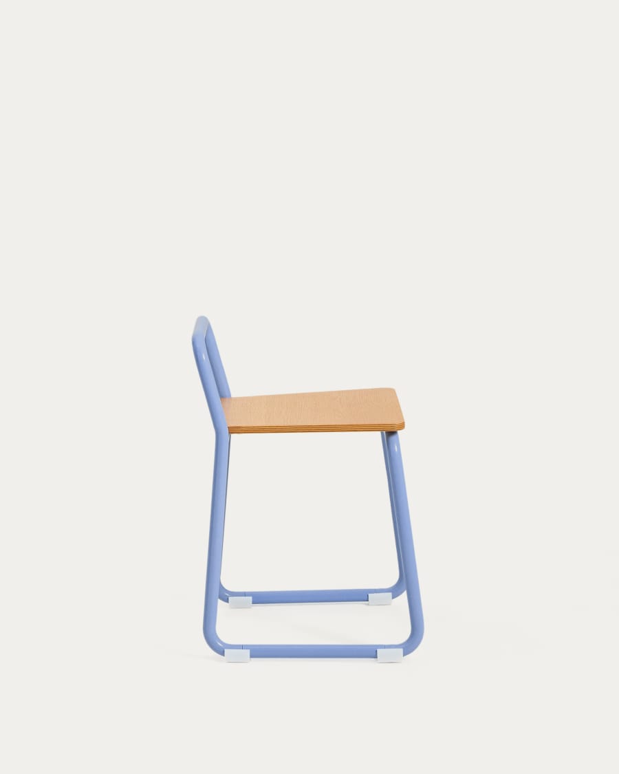 Stuhl Tinn aus Eschenfurnier und blauem Metallgestell.