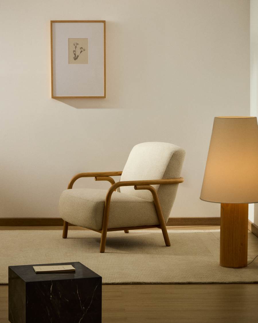 Poltrona Sylo in ciniglia beige e legno massiccio di frassino con finitura naturale FSC 100%