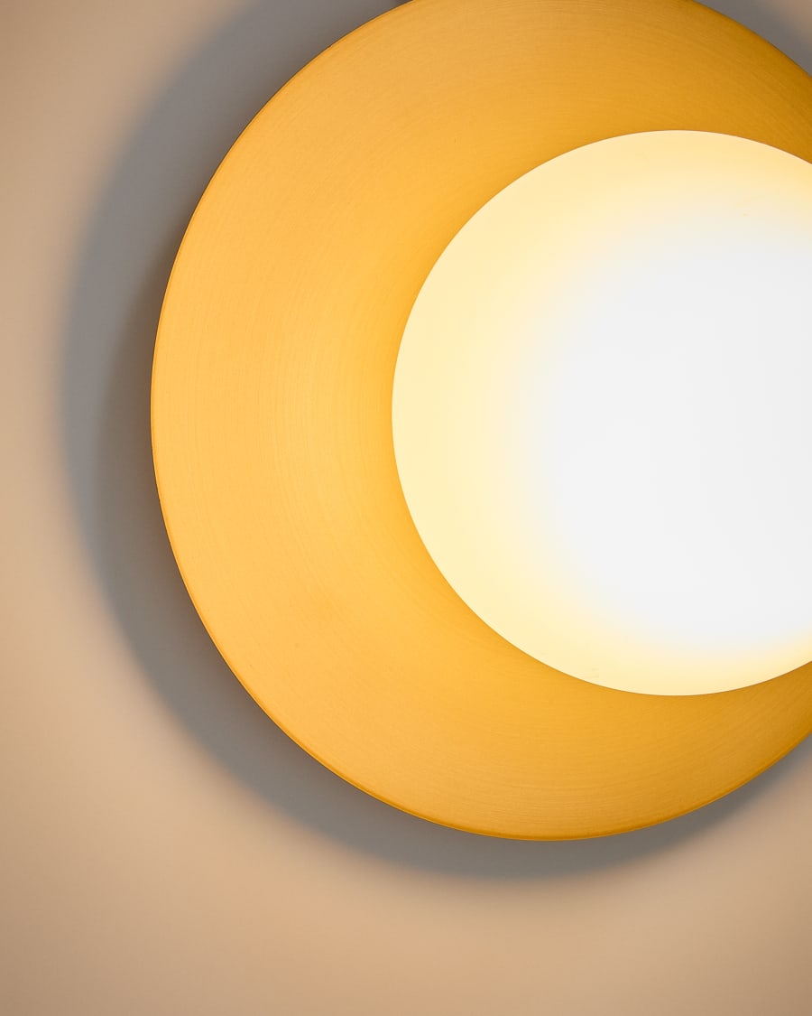 Wandlamp van metaal met afwerking in geborsteld messing en 1 matglazen bol Ø20 cm