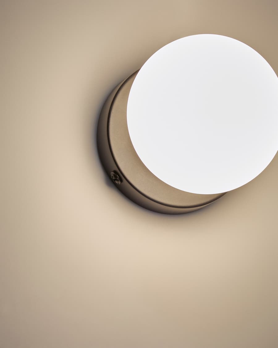 Brisia metal wall lamp with black finish and 1 frosted glass ball Ø8cm