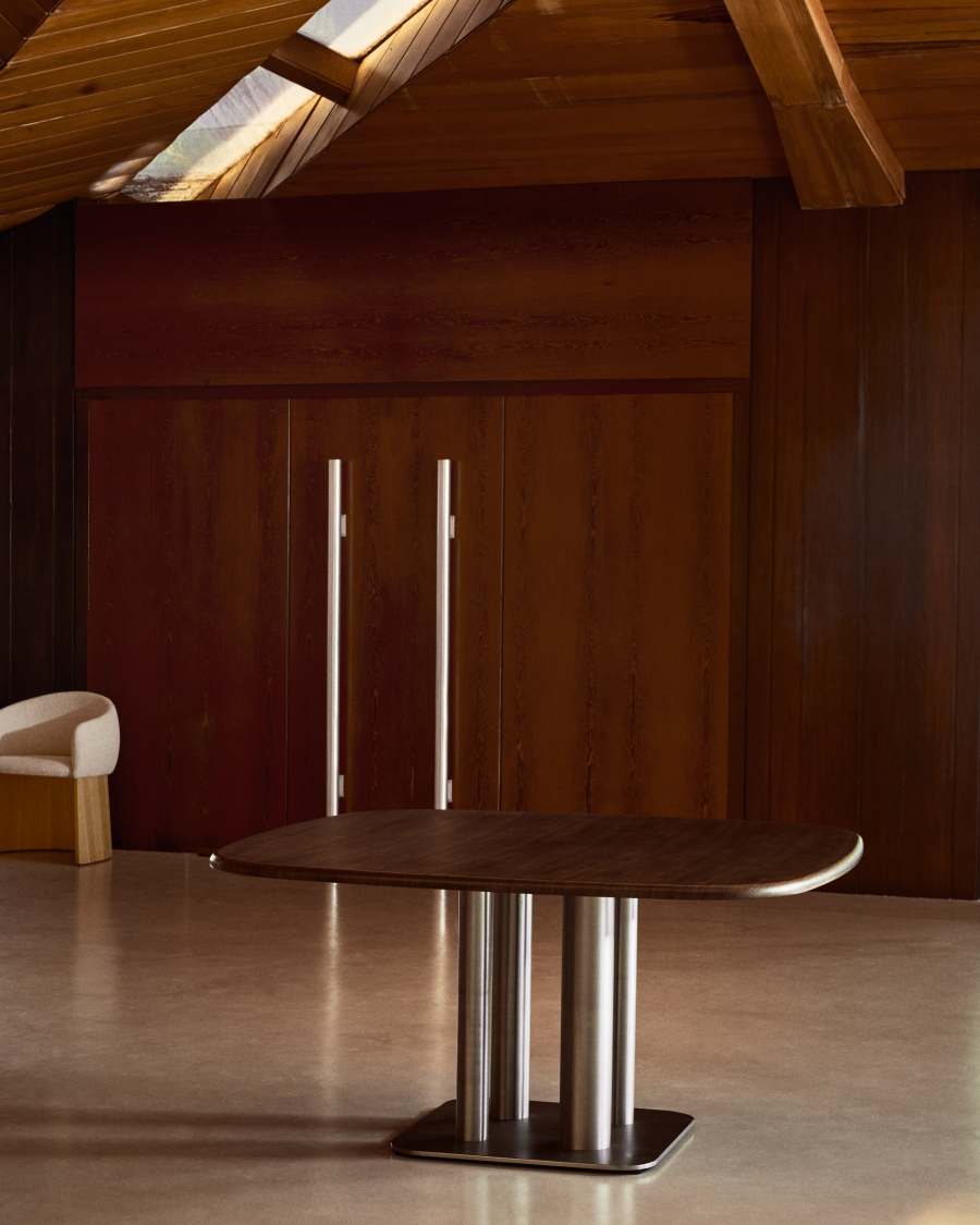 Taula Melvar de xapa de noguera i potes amb base d'acer inoxidable raspallat 150x150 cm