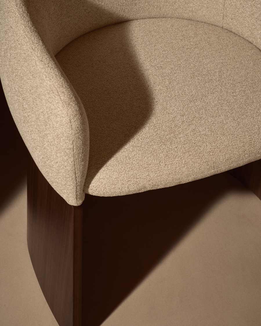 Cadira Bosca de xenilla beix i xapa de noguera FSC 100%