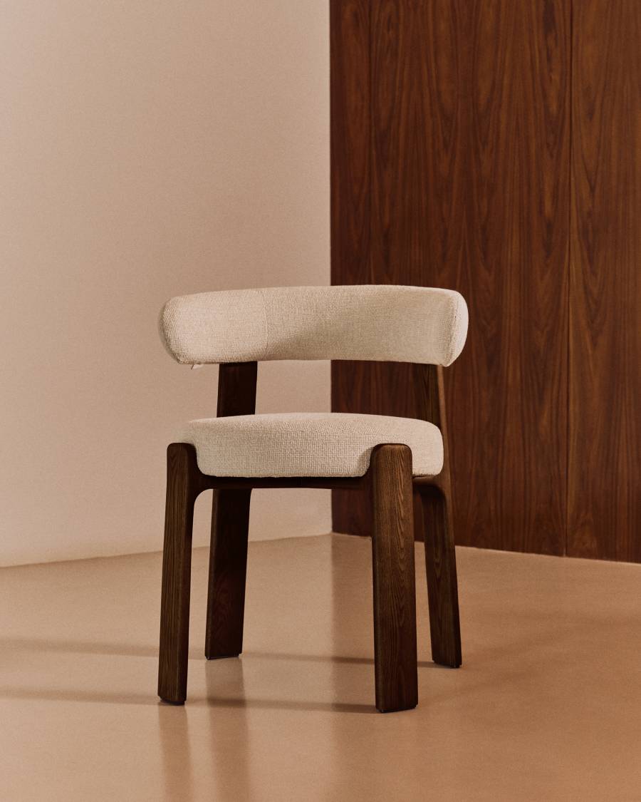 Cadira Granite retardant de foc xenilla beix i fusta massissa de freixe amb acabat to noguera FSC 100%