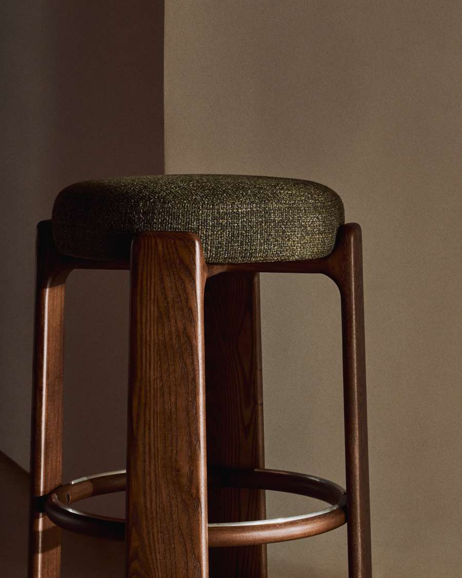 Sgabello Granite in ciniglia verde e legno massiccio di frassino con finitura noce FSC 100% 65 cm