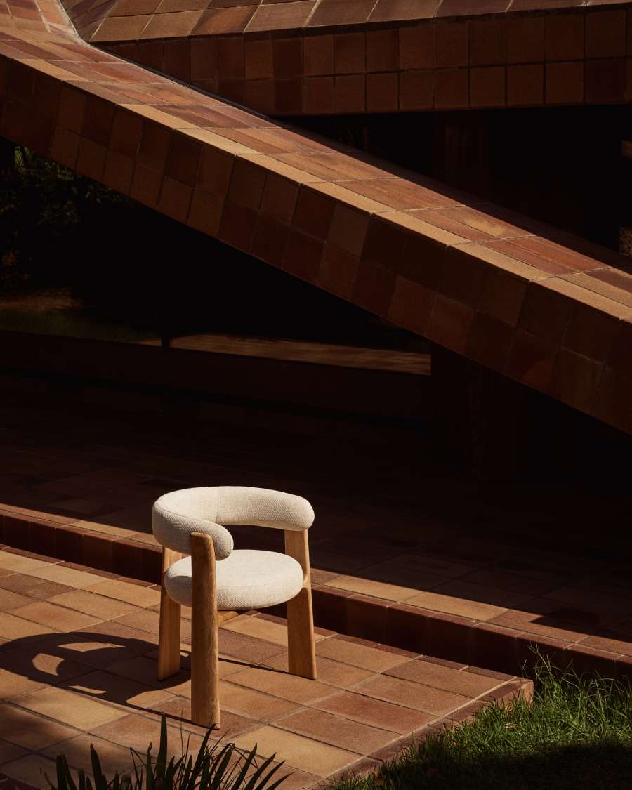 Granite 3-leg beige outdoor chair with FSC 100% solid teak wood legs in a natural finish