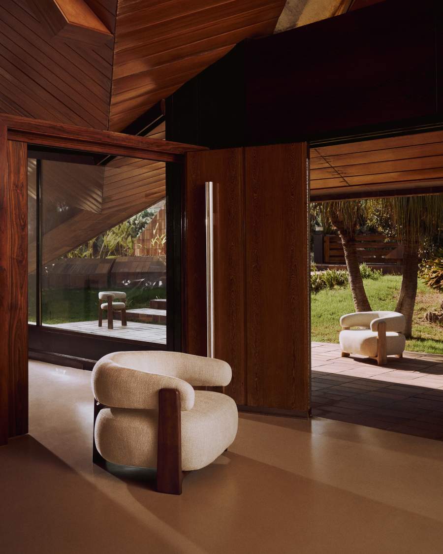 Granite 3-leg beige outdoor chair with FSC 100% solid teak wood legs in a natural finish