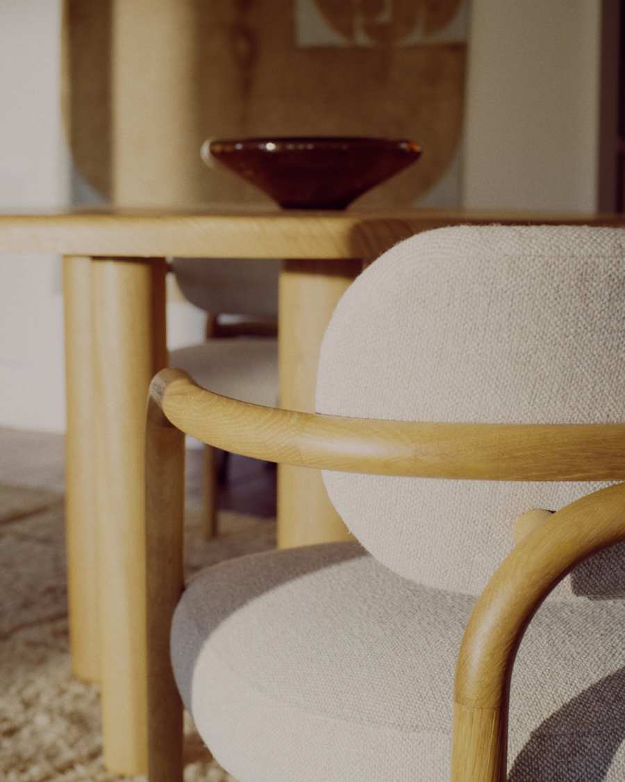 Sedia Melqui beige di legno massiccio di rovere con finitura naturale