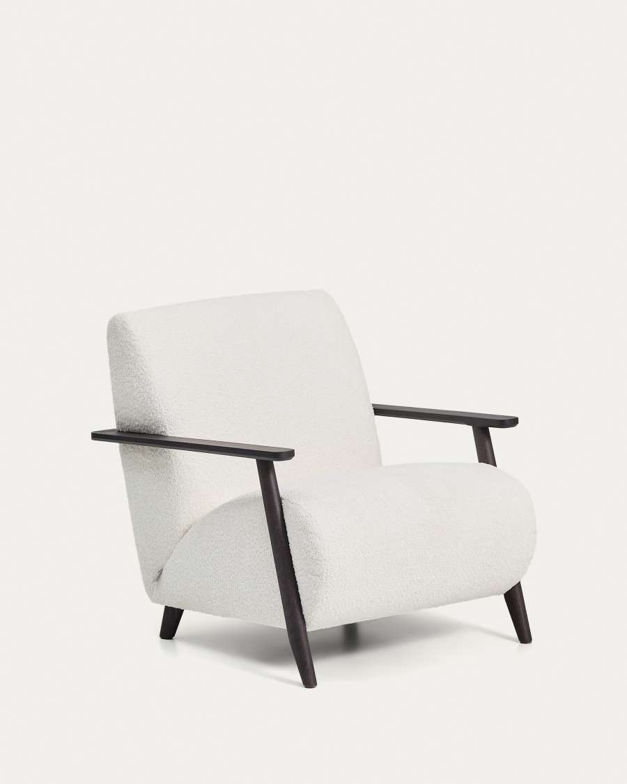 Sessel Meghan in ecrufarbenem, schwer entflammbarem Lammfellimitat mit massivem Eschenholz mit Wenge-Finish, FSC Mix Credit