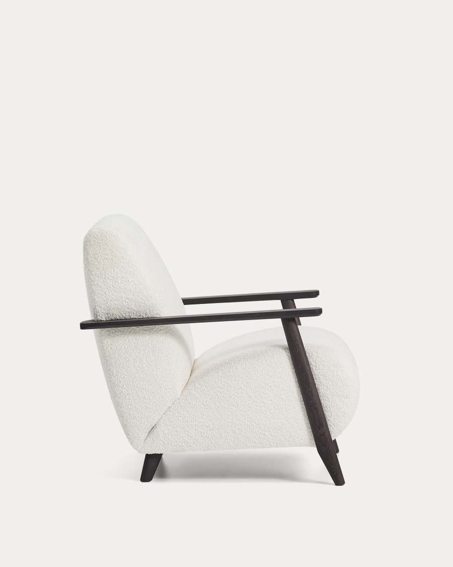 Sessel Meghan in ecrufarbenem, schwer entflammbarem Lammfellimitat mit massivem Eschenholz mit Wenge-Finish, FSC Mix Credit