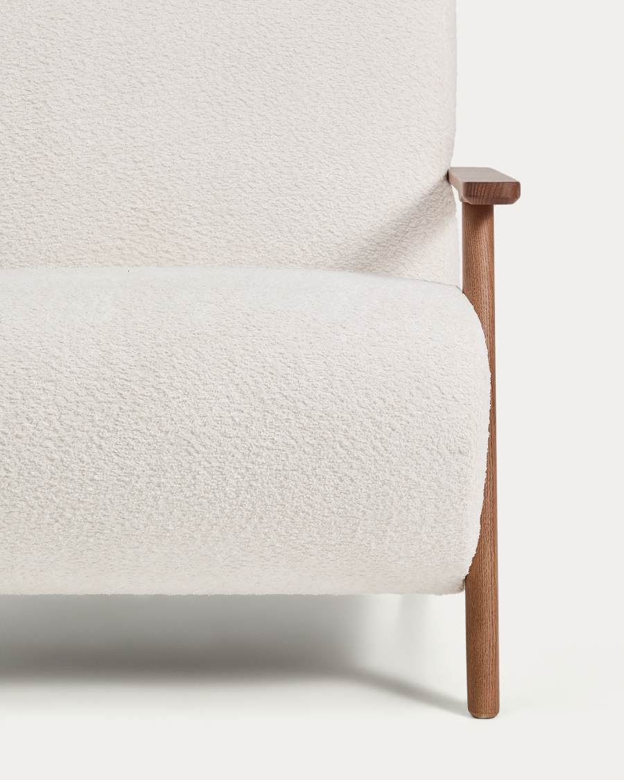 Sessel Meghan in ecrufarbenem, schwer entflammbarem Lammfellimitat mit massivem Eschenholz mit Nussbaum-Finish, FSC Mix Credit