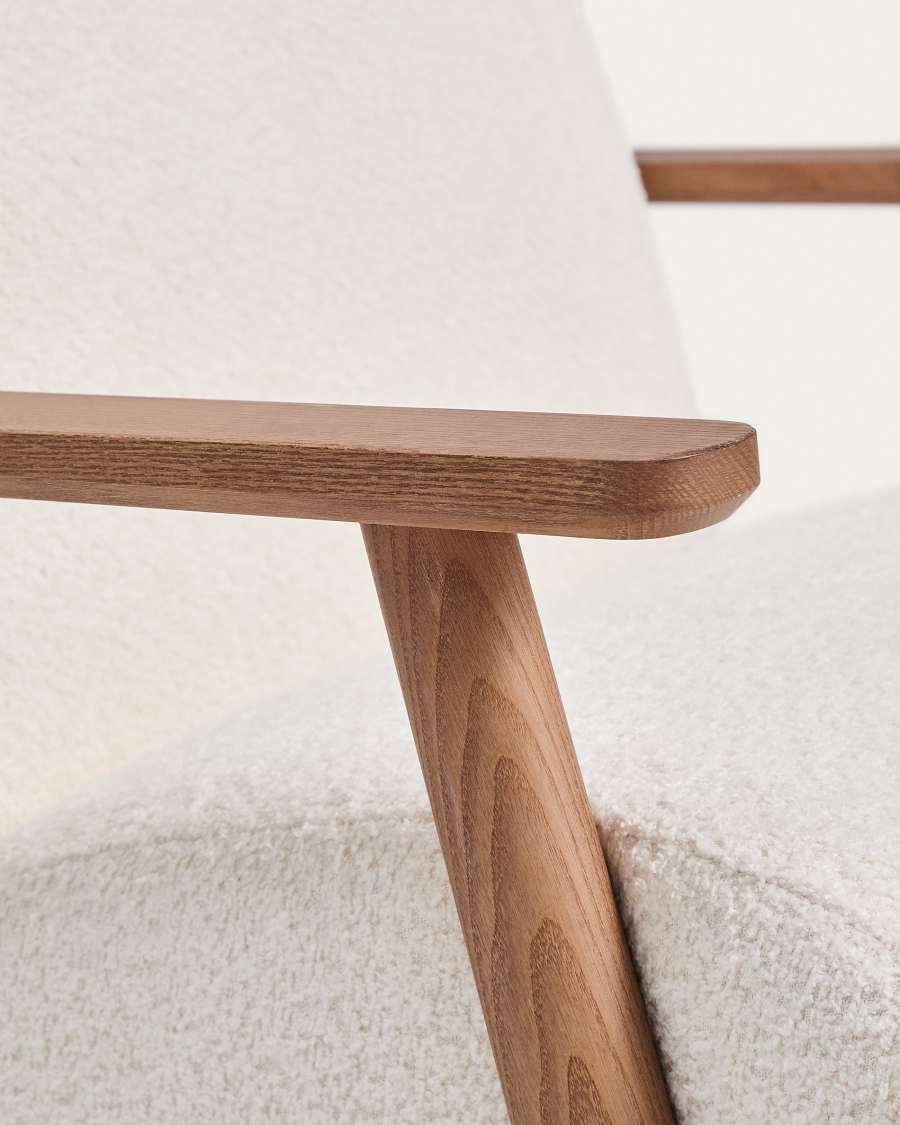 Sessel Meghan in ecrufarbenem, schwer entflammbarem Lammfellimitat mit massivem Eschenholz mit Nussbaum-Finish, FSC Mix Credit