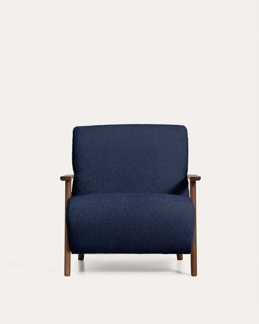 Sessel Meghan in blauem, schwer entflammbarem Lammfellimitat mit massivem Eschenholz mit Nussbaum-Finish, FSC Mix Credit