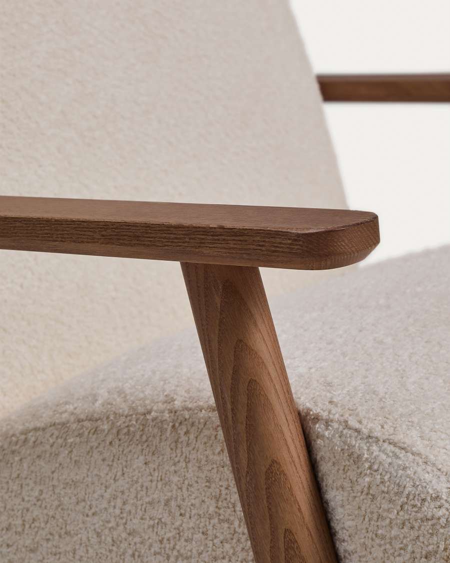 Sessel Meghan in beigem, schwer entflammbarem Lammfellimitat mit massivem Eschenholz mit Nussbaum-Finish, FSC Mix Credit