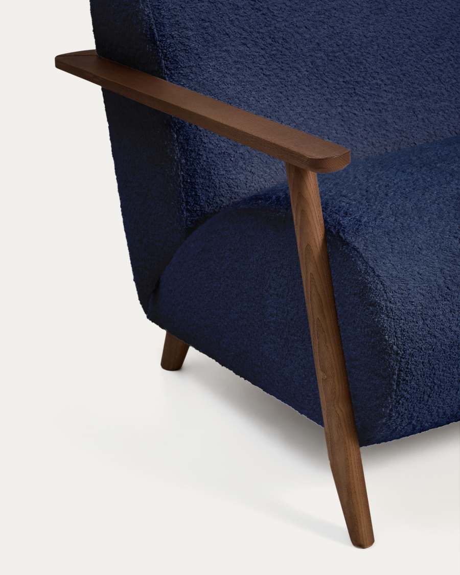 Sessel Meghan in blauem, schwer entflammbarem Lammfellimitat mit massivem Eschenholz mit Nussbaum-Finish, FSC Mix Credit