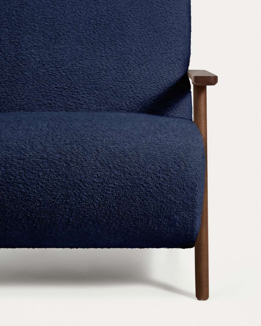 Sessel Meghan in blauem, schwer entflammbarem Lammfellimitat mit massivem Eschenholz mit Nussbaum-Finish, FSC Mix Credit