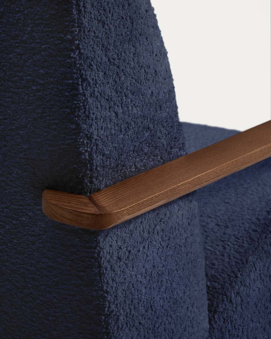 Sessel Meghan in blauem, schwer entflammbarem Lammfellimitat mit massivem Eschenholz mit Nussbaum-Finish, FSC Mix Credit