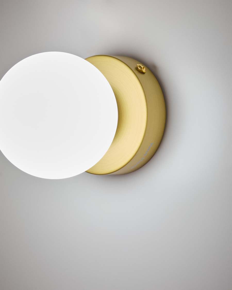 Brisia metal wall lamp with brushed brass finish and 1 frosted glass ball Ø8cm