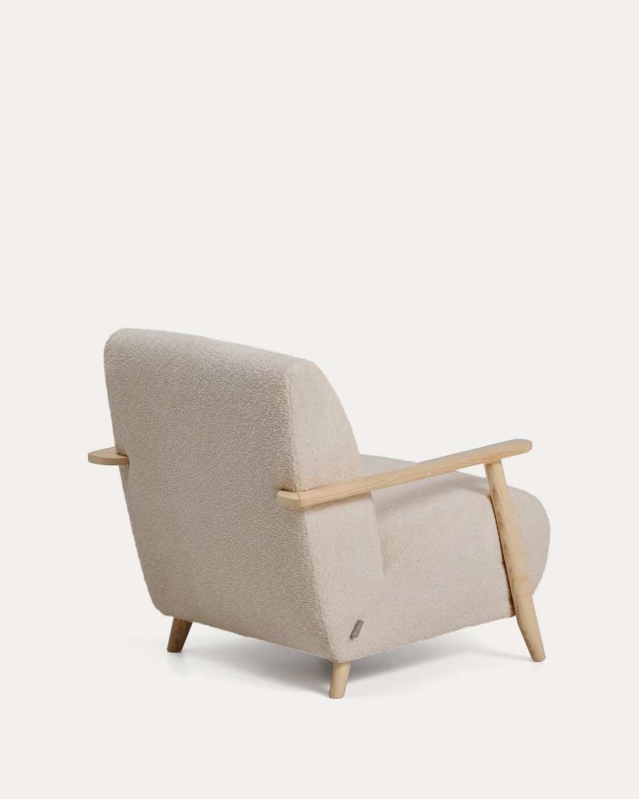 Sessel Meghan in beigem, schwer entflammbarem Lammfellimitat mit massivem Eschenholz mit naturfarbenem Finish, FSC Mix Credit