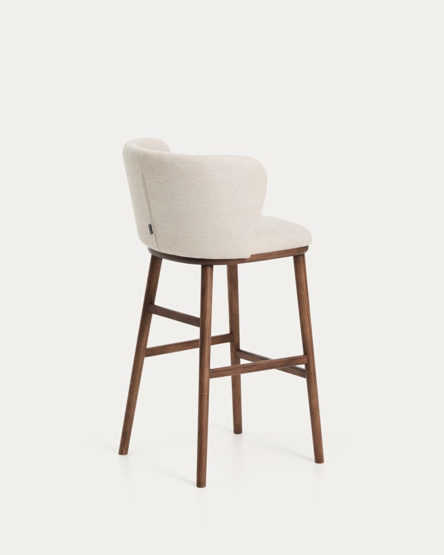 Tamboret Ciselia de xenilla beix i potes de fusta massissa de freixe amb acabat to noguera FSC Mix Credit 75 cm