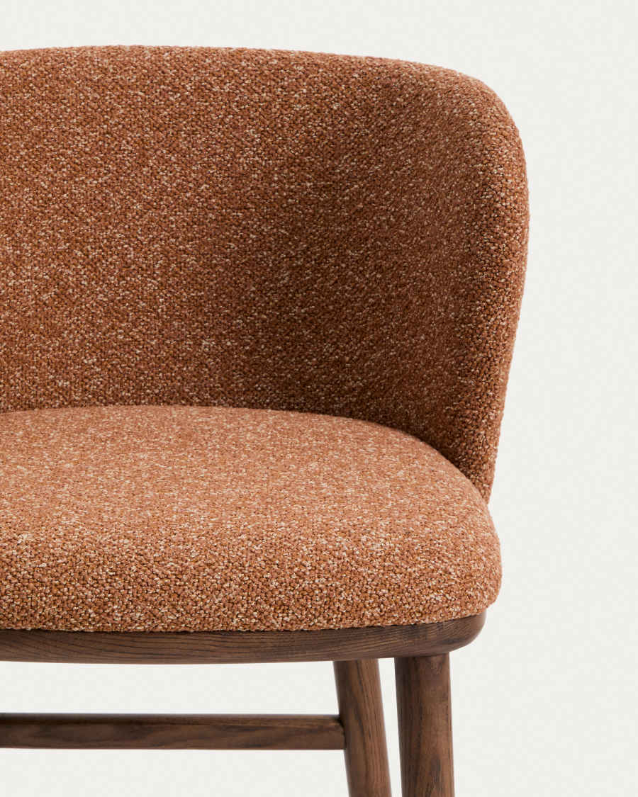 Tamboret Ciselia de xenilla gruixuda terracota i potes de fusta massissa de freixe amb acabat to noguera FSC Mix Credit 75 cm