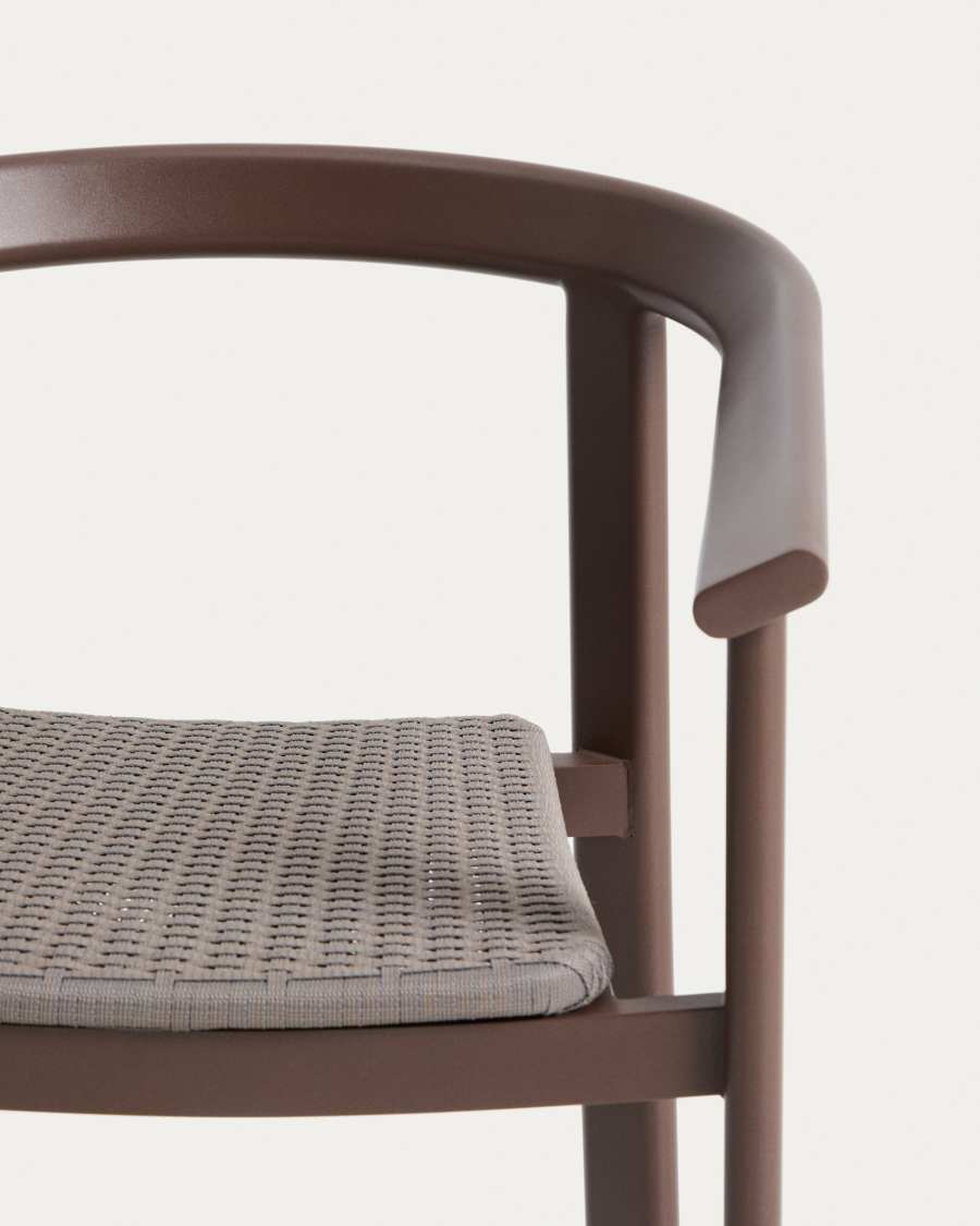 Stapelbarer Stuhl Erice aus Aluminium und braunem Seil.