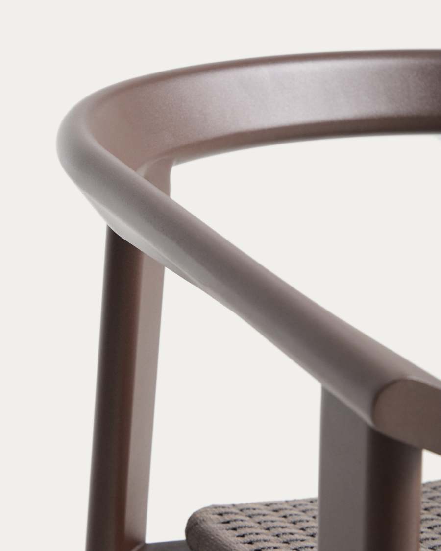 Stapelbarer Stuhl Erice aus Aluminium und braunem Seil.