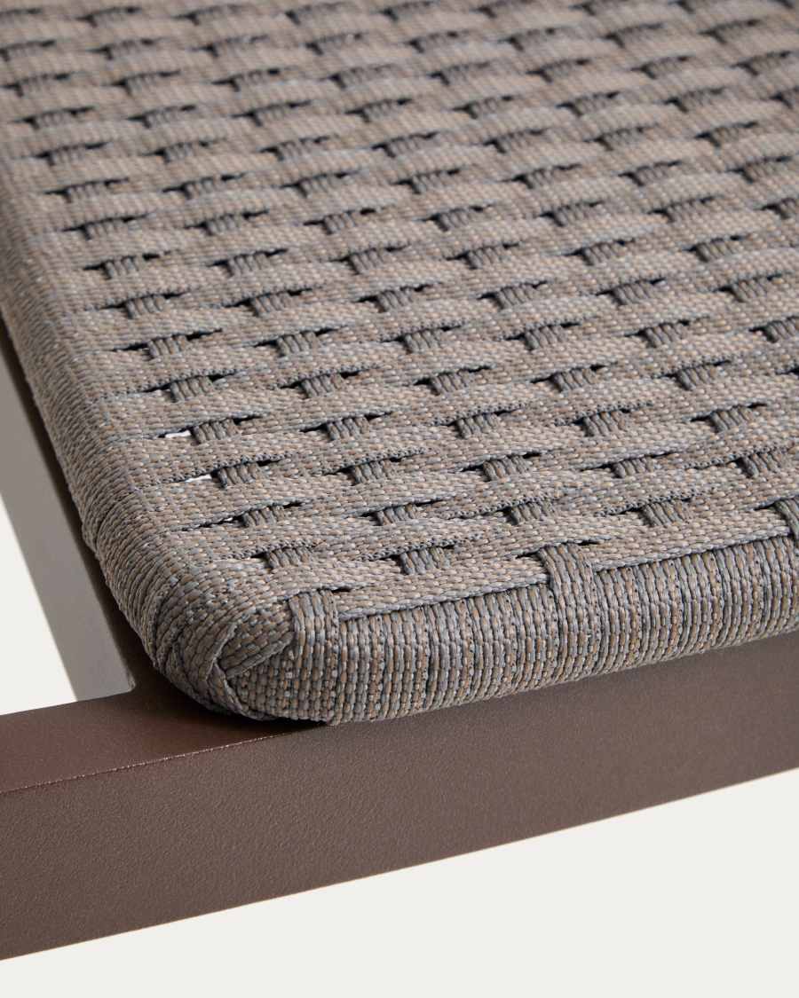 Stapelbarer Stuhl Erice aus Aluminium und braunem Seil.