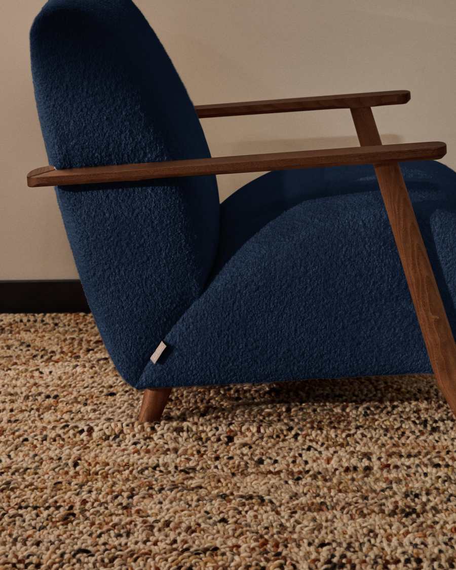 Sessel Meghan in blauem, schwer entflammbarem Lammfellimitat mit massivem Eschenholz mit Nussbaum-Finish, FSC Mix Credit