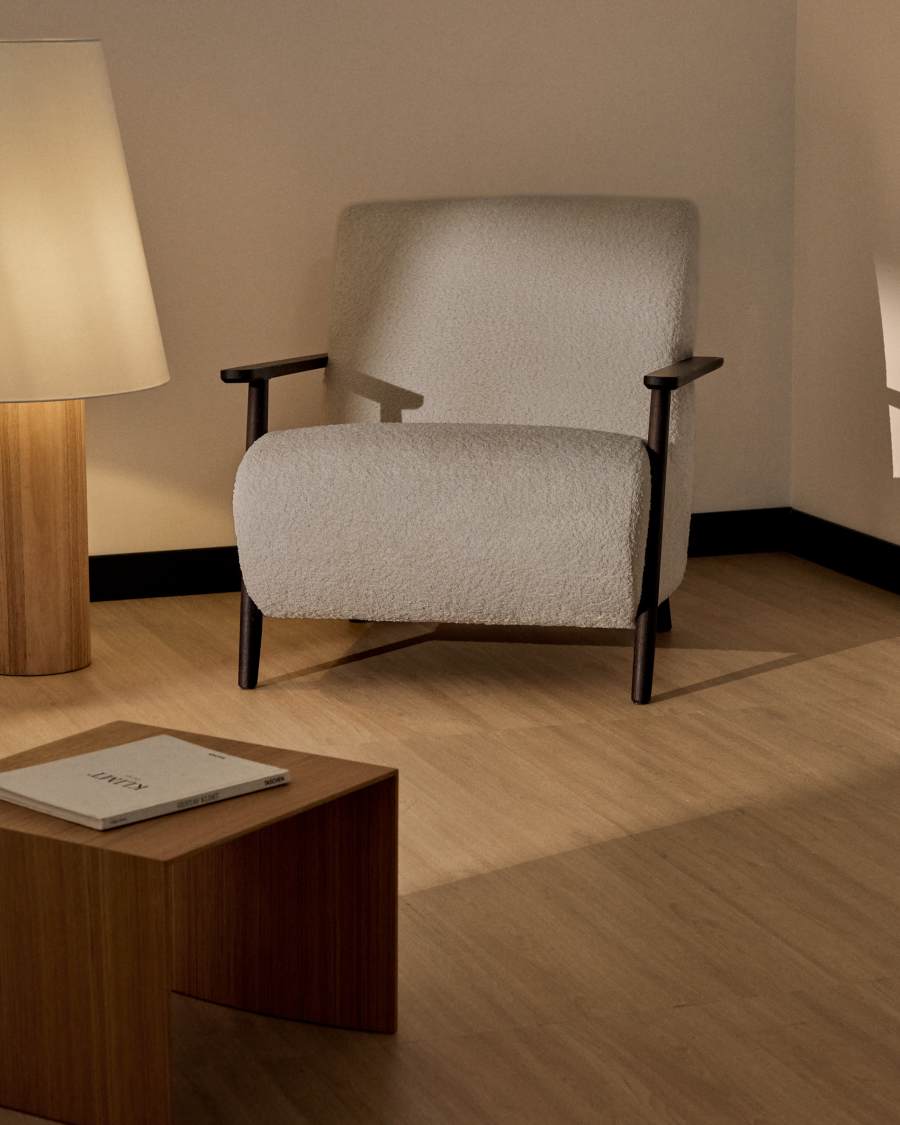 Sessel Meghan in beigem, schwer entflammbarem Lammfellimitat mit massivem Eschenholz mit Wenge-Finish, FSC Mix Credit