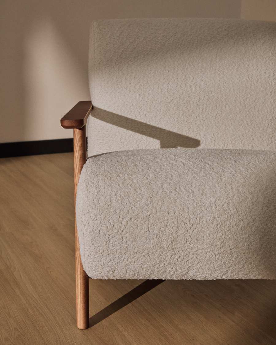 Sessel Meghan in beigem, schwer entflammbarem Lammfellimitat mit massivem Eschenholz mit Nussbaum-Finish, FSC Mix Credit