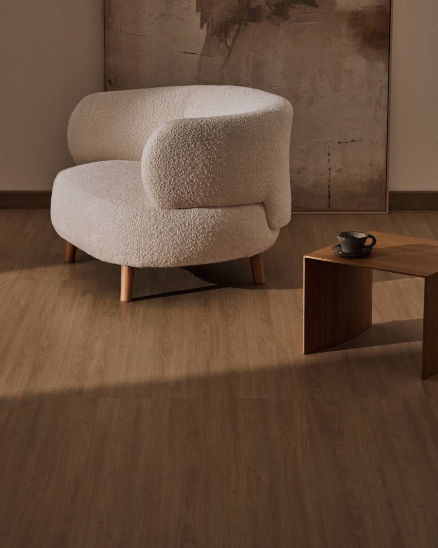 Poltrona Luisa ignifuga in effetto montone beige con gambe in faggio massiccio 90 cm