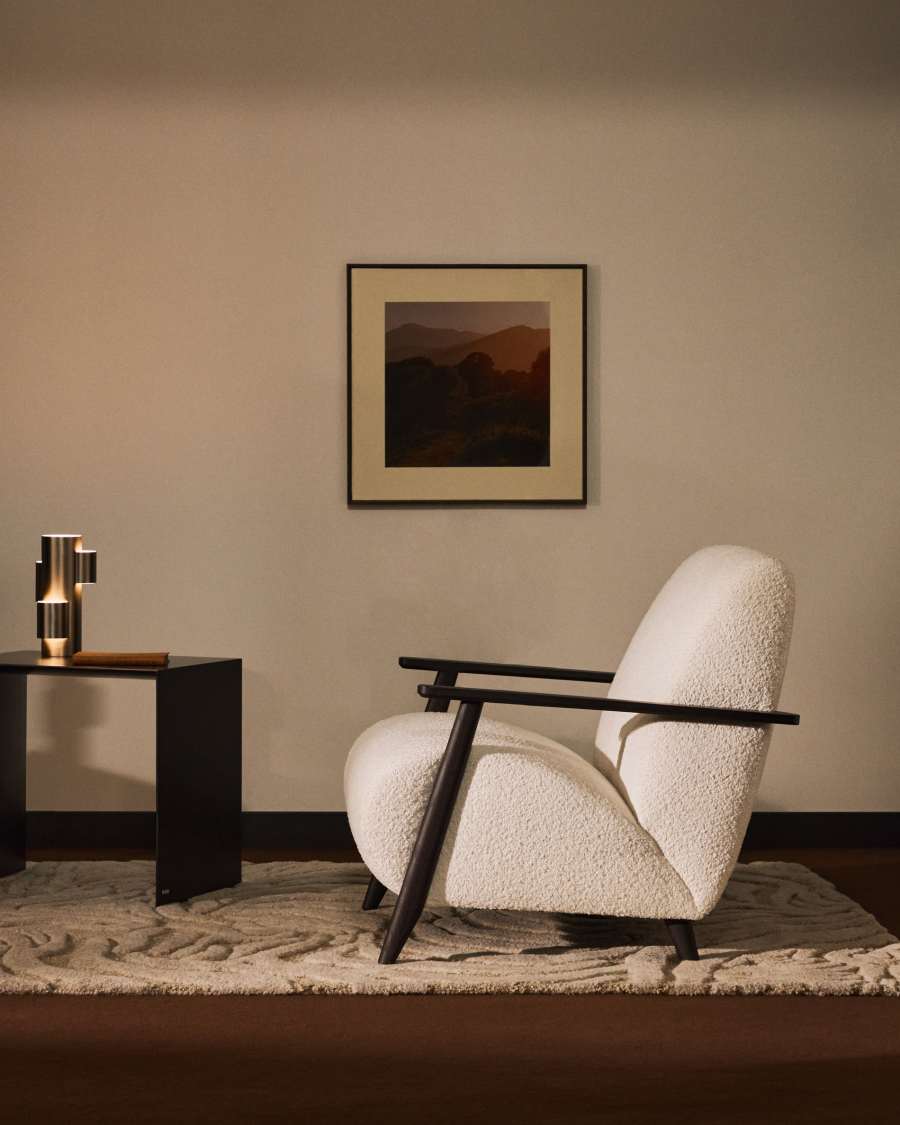 Sessel Meghan in ecrufarbenem, schwer entflammbarem Lammfellimitat mit massivem Eschenholz mit Wenge-Finish, FSC Mix Credit