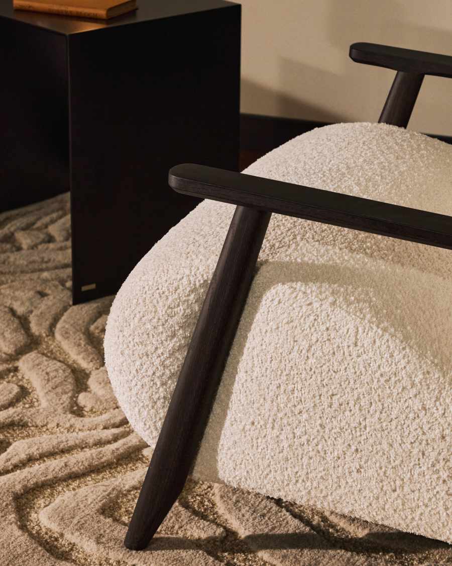 Sessel Meghan in ecrufarbenem, schwer entflammbarem Lammfellimitat mit massivem Eschenholz mit Wenge-Finish, FSC Mix Credit