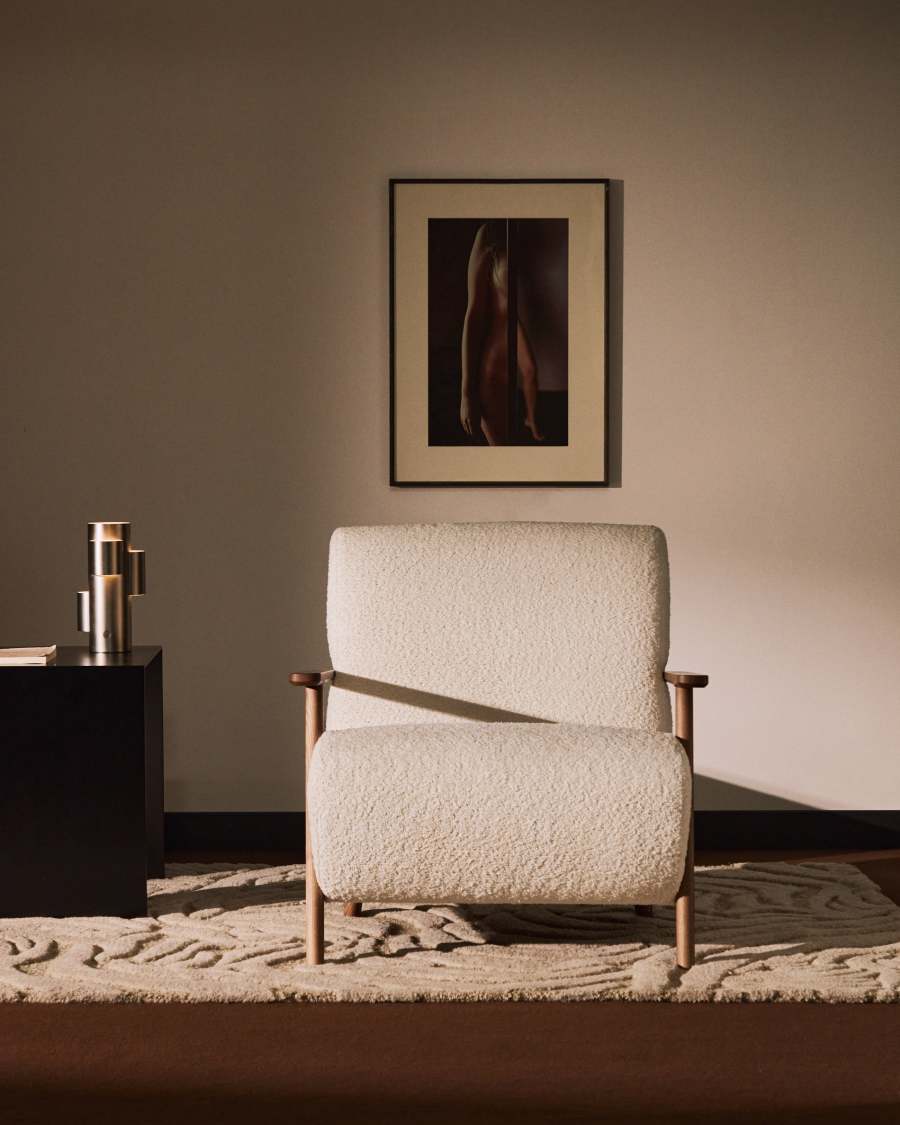 Sessel Meghan in ecrufarbenem, schwer entflammbarem Lammfellimitat mit massivem Eschenholz mit Nussbaum-Finish, FSC Mix Credit