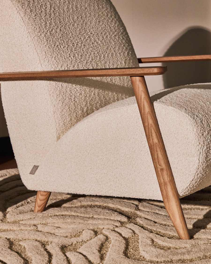 Sessel Meghan in ecrufarbenem, schwer entflammbarem Lammfellimitat mit massivem Eschenholz mit Nussbaum-Finish, FSC Mix Credit