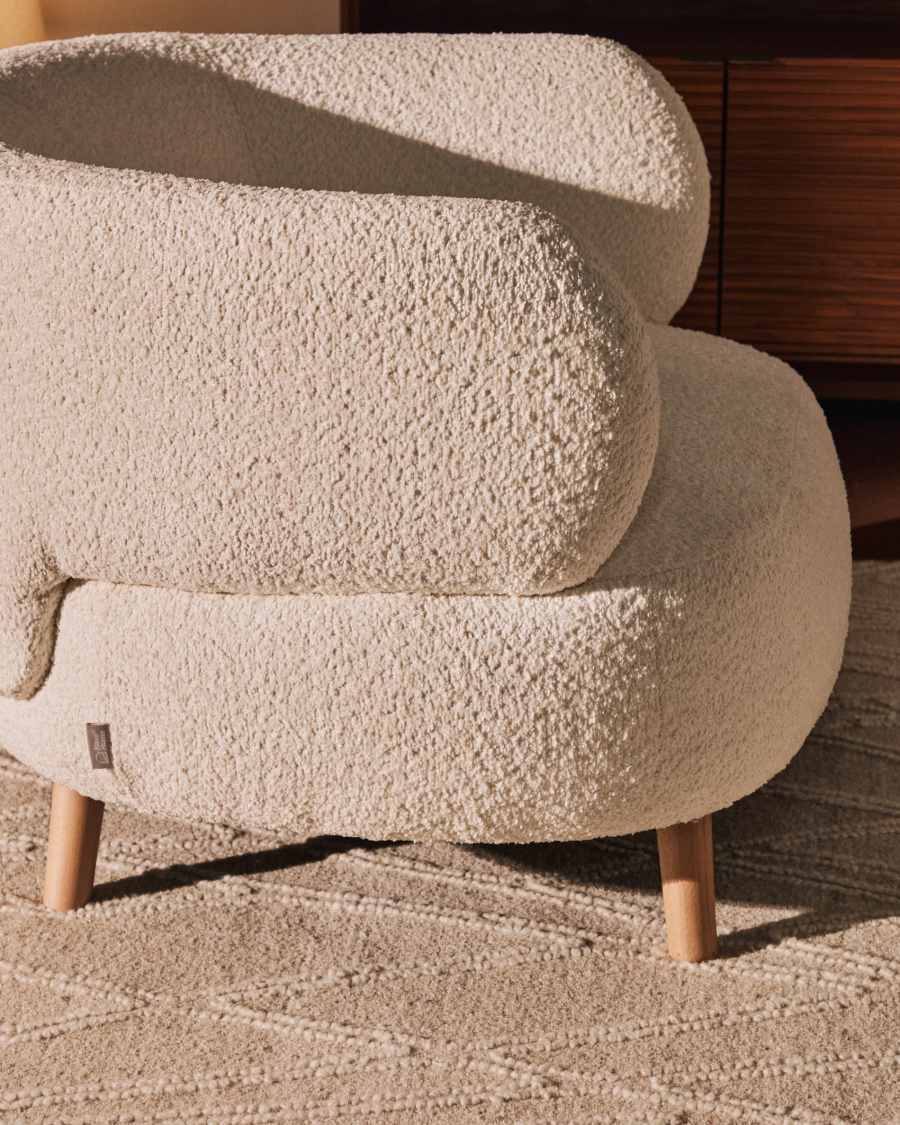 Poltrona Luisa ignifuga in effetto montone écru con gambe in faggio massiccio 90 cm