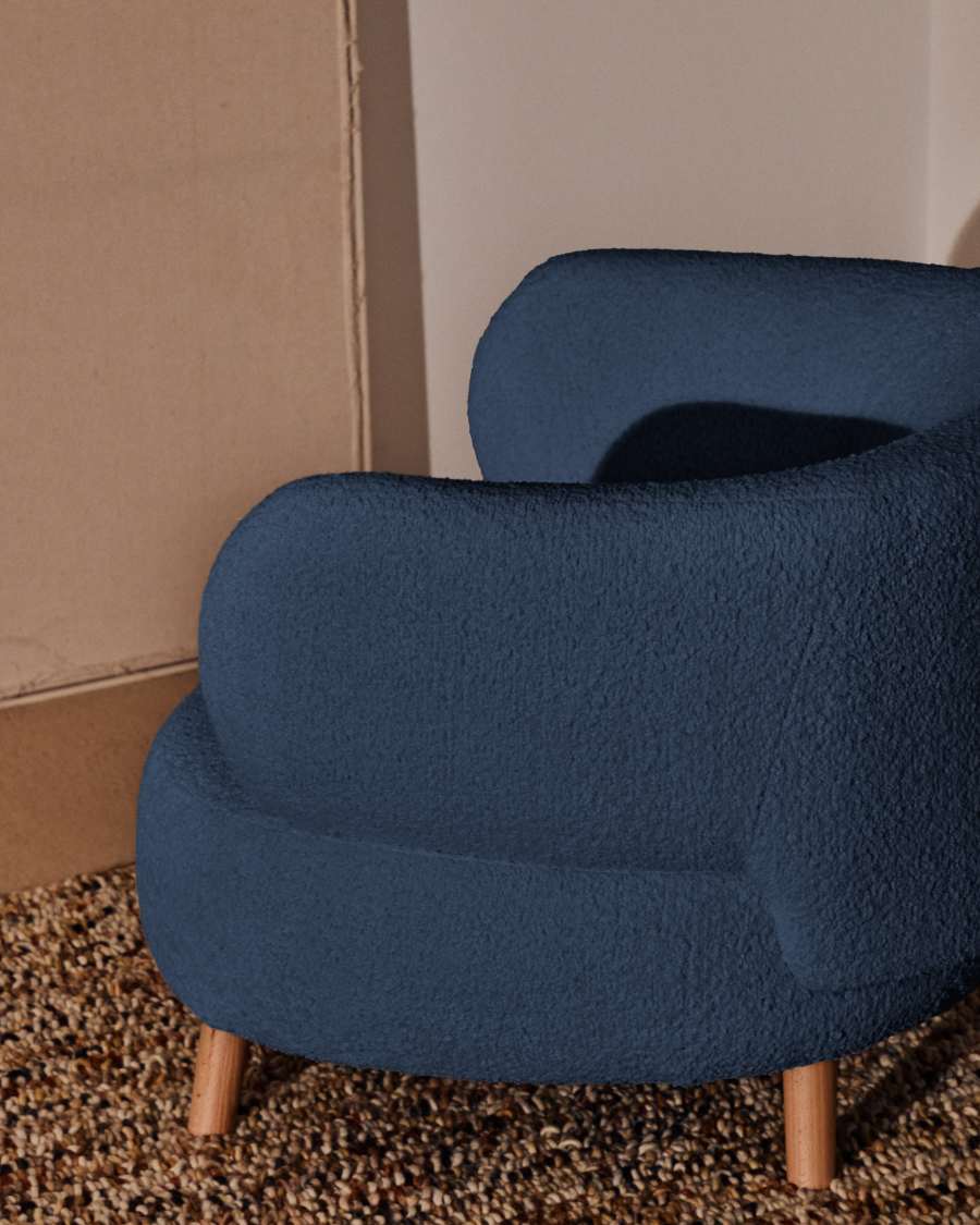 Luisa blauwe fauteuil van brandvertragende imitatieschapenvacht met massief beukenhouten poten 90 cm