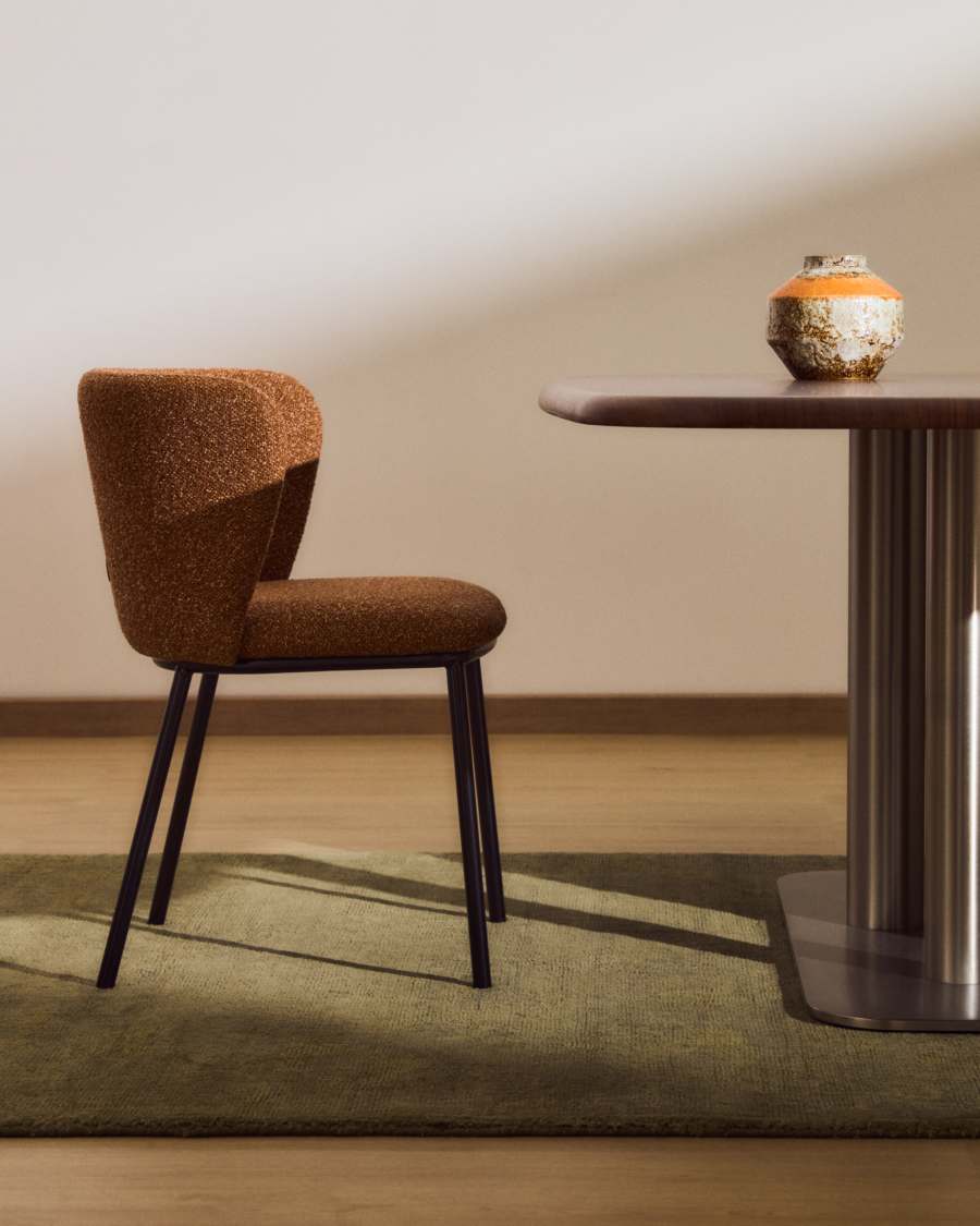 Cadira Ciselia de xenilla gruixuda terracota i potes d’acer amb acabat negre FSC Mix Credit