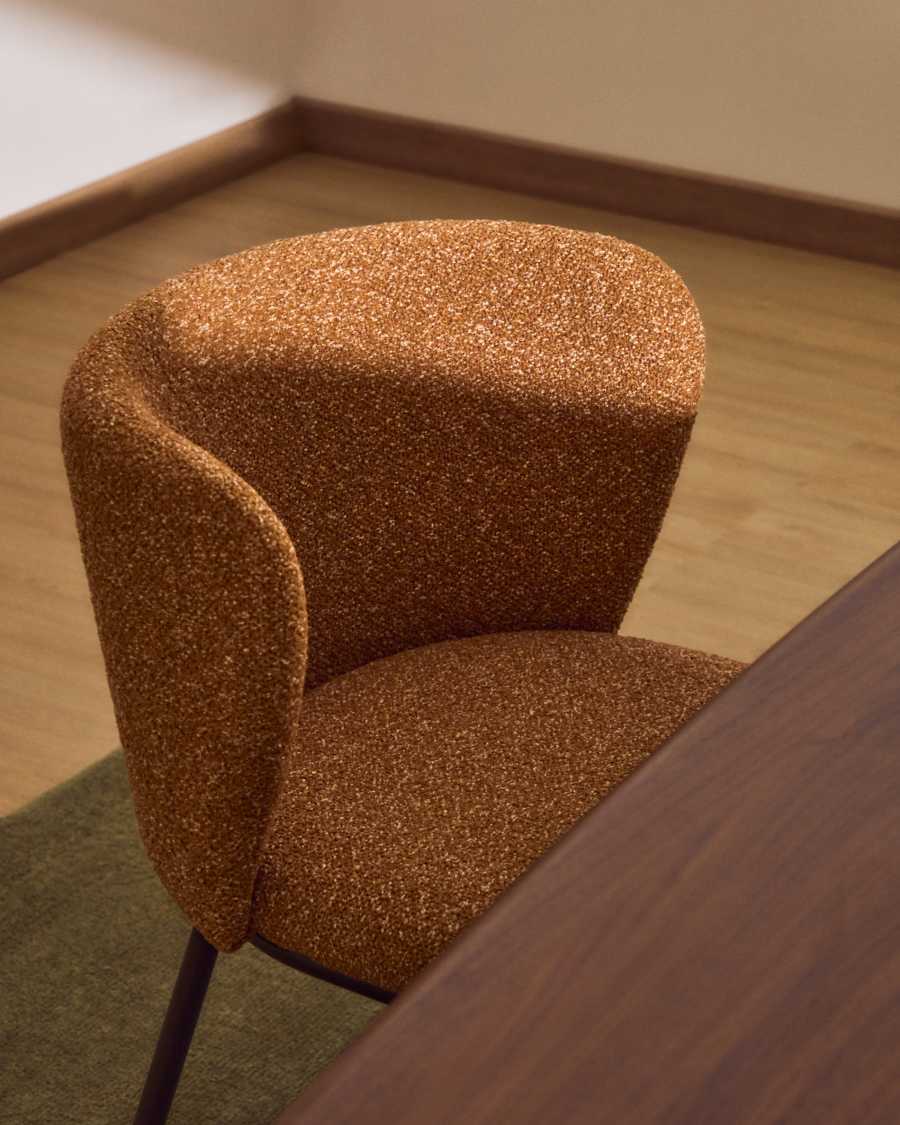 Cadira Ciselia de xenilla gruixuda terracota i potes d’acer amb acabat negre FSC Mix Credit