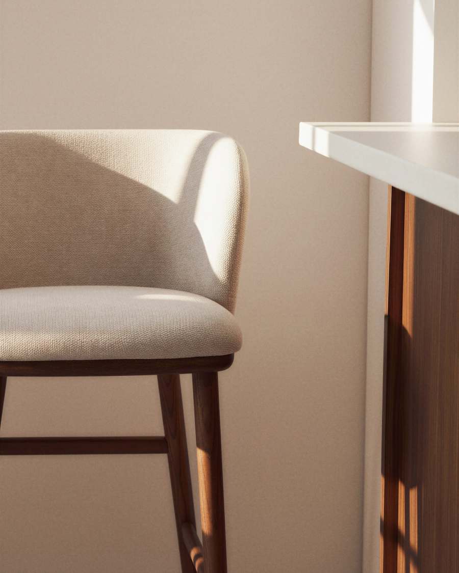 Tamboret Ciselia de xenilla beix i potes de fusta massissa de freixe amb acabat to noguera FSC Mix Credit 75 cm