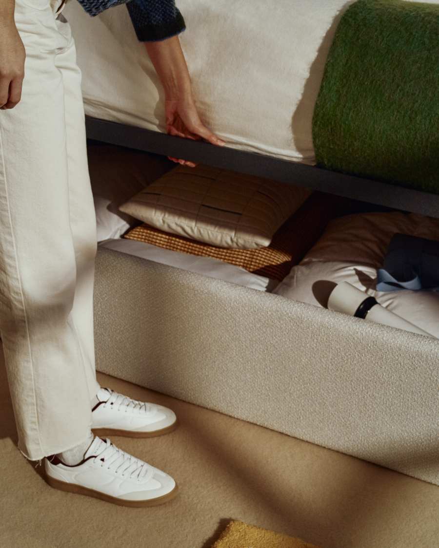 Abziehbares, seitlich aufklappbares Bett mit Stauraum Nelzi für Matratzengröße 90 x 200 cm in ecrufarbener Chenille, 100 % FSC