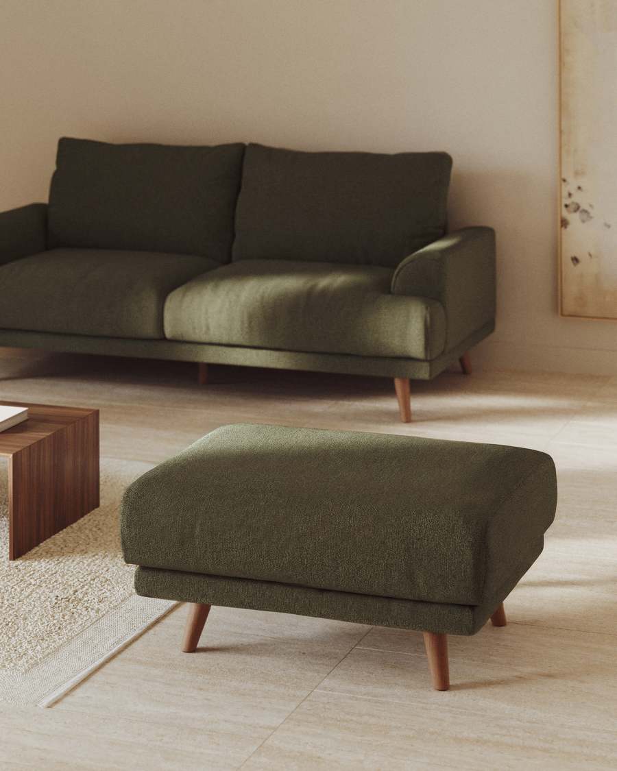 Υποπόδιο Karin σε σκούρο πράσινο chenille και πόδια από μασίφ ξύλο οξιάς σε φινίρισμα καρυδιάς 90 x 70 εκ