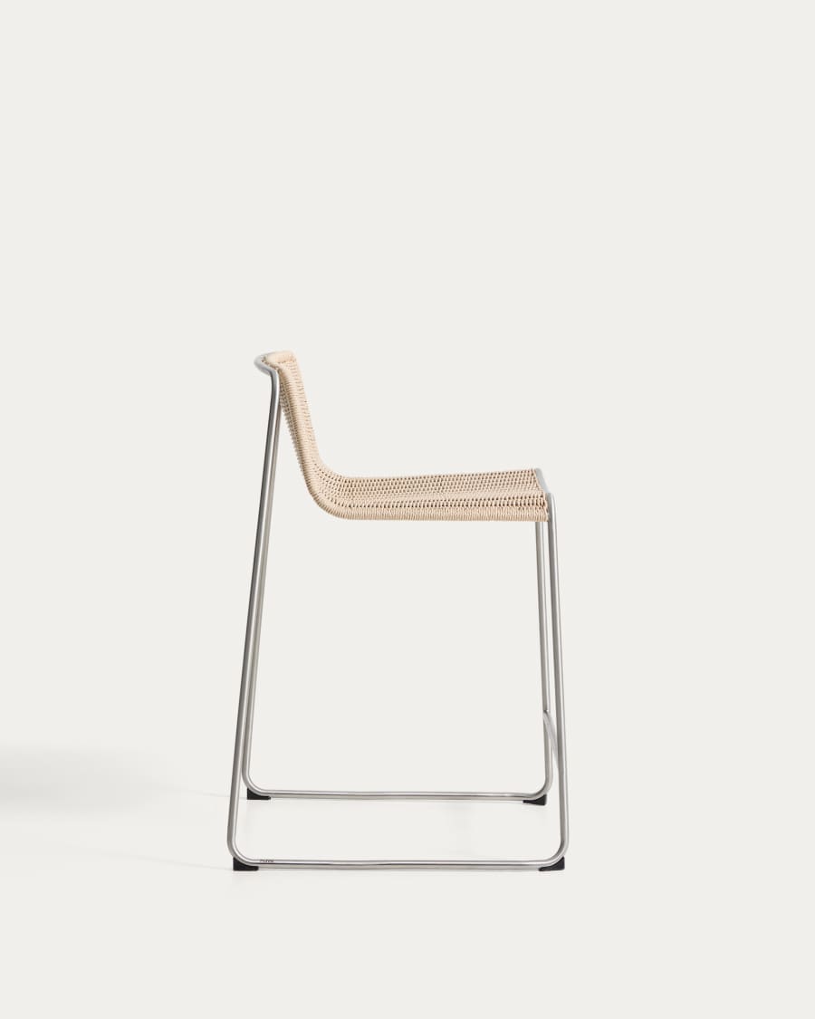 Στοιβαζόμενο σκαμπό Tavari από συνθετικό σκοινί σε μπεζ χρώμα και ανοξείδωτο ατσάλι με βουρτσισμένη όψη 65 εκ